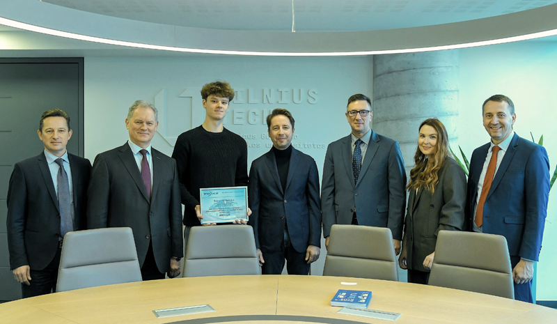 Įteikta „TOKS“ stipendija Logistikos ir transporto vadybos studijų programos studentui